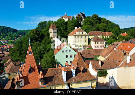 Vista di Sighisoara sassone medievale fortificata cittadella dalla torre dell'orologio, Transilvania, Romania Foto Stock