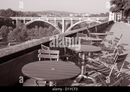 Cafe tabelle in Munster Platform Park con Kirchenfeldbrucke viadotto ponte in background, Berna, Svizzera, Europa Foto Stock