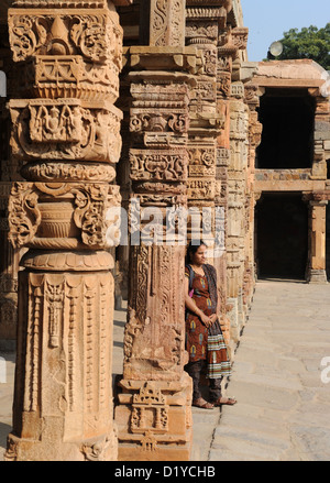 Vista del sale con colonne i motivi di Qutb complesso in Delhi, India, 23 novembre 2012. Poiché le colonne non sono state abbastanza a lungo, essi sono stati impilati uno sull'altro. Nella zona, i resti della più antica moschea del cortile in India si trovano la Quwwat-ul-Islam (Potrebbe dell Islam), che fu costruita sulle rovine di un distrutto tempio indù. Foto:Jens Kalaene Foto Stock