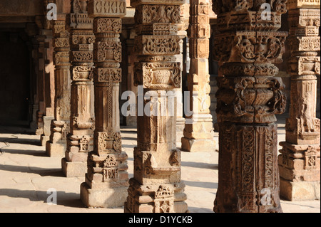 Vista del sale con colonne i motivi di Qutb complesso in Delhi, India, 23 novembre 2012. Poiché le colonne non sono state abbastanza a lungo, essi sono stati impilati uno sull'altro. Nella zona, i resti della più antica moschea del cortile in India si trovano la Quwwat-ul-Islam (Potrebbe dell Islam), che fu costruita sulle rovine di un distrutto tempio indù. Foto:Jens Kalaene Foto Stock