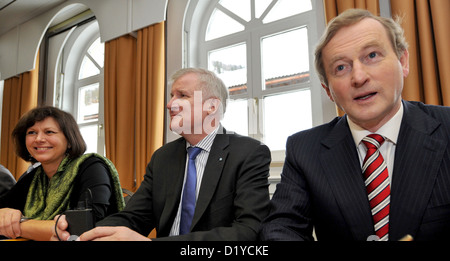 Ministro dell'Agricoltura tedesco Ilse Aigner (CSU. L- R), CSU presidente Horst Seehofer e la loro valutazione, Primo Ministro irlandese Enda Kenny parla durante la conferenza invernale della CSU comitato nazionale presso il centro di formazione di Hanns Seidel Foundation in Wildbad Kreuth, Germania, 8 gennaio 2013. All'inizio del 2013 l'Irlanda ha assunto la presidenza della UE di Cipro. Foto: Frank Leonhardt Foto Stock