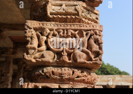 Vista del sale con colonne i motivi di Qutb complesso in Delhi, India, 23 novembre 2012. Poiché le colonne non sono state abbastanza a lungo, essi sono stati impilati uno sull'altro. Nella zona, i resti della più antica moschea del cortile in India si trovano la Quwwat-ul-Islam (Potrebbe dell Islam), che fu costruita sulle rovine di un distrutto tempio indù. Foto:Jens Kalaene Foto Stock