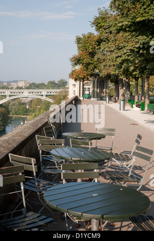 Cafe tabelle nella cattedrale di Munster Park con Kirchenfeldbrucke viadotto ponte in background; Berna; Svizzera; l'Europa Foto Stock