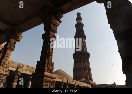 Vista del Qutb Minar sui terreni del complesso di Qutb in Delhi, India, 23 novembre 2012. Il Qutb Minar è detto di essere il più perfetto tower, una delle meraviglie del mondo. La sua costruzione iniziò nel 1193, è di 73 metri di altezza e si rastrema in diametro da 15 metri alla base di 2,5 metri in cima. Foto: Jens Kalaene Foto Stock