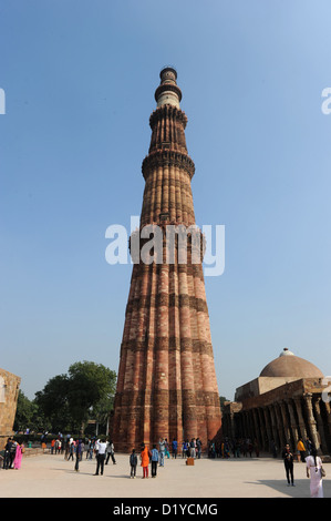 Vista del Qutb Minar sui terreni del complesso di Qutb in Delhi, India, 23 novembre 2012. Il Qutb Minar è detto di essere il più perfetto tower, una delle meraviglie del mondo. La sua costruzione iniziò nel 1193, è di 73 metri di altezza e si rastrema in diametro da 15 metri alla base di 2,5 metri in cima. Foto: Jens Kalaene Foto Stock