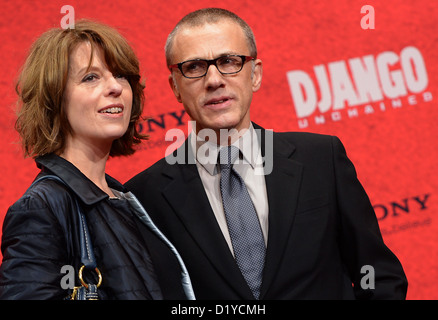 Attore austro-tedesca Christoph Waltz e sua moglie Judith arrivare per la premiere del nuovo film 'Django Unchained' al cinema del Cinestar di Berlino, Germania, 08 gennaio 2013. Il film dovrebbe essere rilasciato in tedesco cinema il 17 gennaio 2013. Foto: BRITTA PEDERSEN Foto Stock