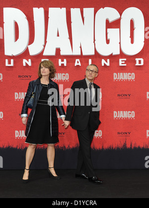 Attore austro-tedesca Christoph Waltz e sua moglie Judith arrivare per la premiere del nuovo film 'Django Unchained' al cinema del Cinestar di Berlino, Germania, 08 gennaio 2013. Il film dovrebbe essere rilasciato in tedesco cinema il 17 gennaio 2013. Foto: BRITTA PEDERSEN Foto Stock