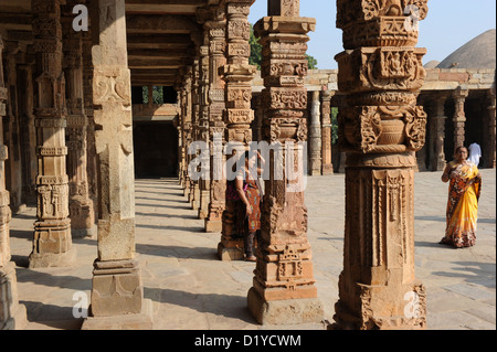 Vista del sale con colonne i motivi di Qutb complesso in Delhi, India, 23 novembre 2012. Poiché le colonne non sono state abbastanza a lungo, essi sono stati impilati uno sull'altro. Nella zona, i resti della più antica moschea del cortile in India si trovano la Quwwat-ul-Islam (Potrebbe dell Islam), che fu costruita sulle rovine di un distrutto tempio indù. Foto:Jens Kalaene Foto Stock