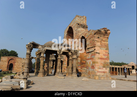 Vista del sale con colonne i motivi di Qutb complesso in Delhi, India, 23 novembre 2012. Poiché le colonne non sono state abbastanza a lungo, essi sono stati impilati uno sull'altro. Nella zona, i resti della più antica moschea del cortile in India si trovano la Quwwat-ul-Islam (Potrebbe dell Islam), che fu costruita sulle rovine di un distrutto tempio indù. Foto:Jens Kalaene Foto Stock