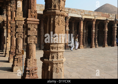 Vista del sale con colonne i motivi di Qutb complesso in Delhi, India, 23 novembre 2012. Poiché le colonne non sono state abbastanza a lungo, essi sono stati impilati uno sull'altro. Nella zona, i resti della più antica moschea del cortile in India si trovano la Quwwat-ul-Islam (Potrebbe dell Islam), che fu costruita sulle rovine di un distrutto tempio indù. Foto:Jens Kalaene Foto Stock