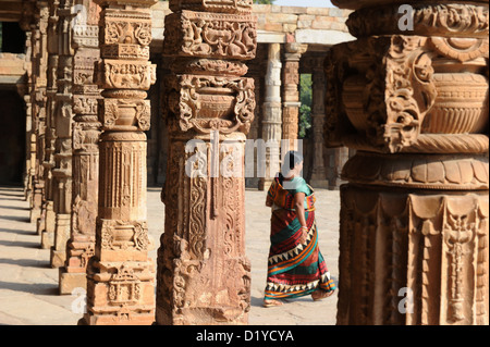 Vista del sale con colonne i motivi di Qutb complesso in Delhi, India, 23 novembre 2012. Poiché le colonne non sono state abbastanza a lungo, essi sono stati impilati uno sull'altro. Nella zona, i resti della più antica moschea del cortile in India si trovano la Quwwat-ul-Islam (Potrebbe dell Islam), che fu costruita sulle rovine di un distrutto tempio indù. Foto:Jens Kalaene Foto Stock