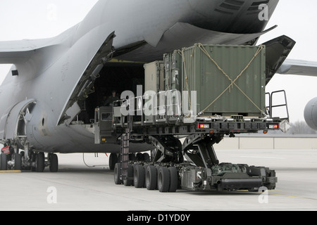 La US Army è invio di soldati e le forniture per il dispiegamento della NATO in Turchia presso la base aerea di Ramstein, Germania, 8 gennaio 2013. Foto: FREDERIK VON ERICHSEN Foto Stock
