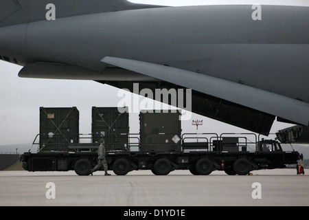 La US Army è invio di soldati e le forniture per il dispiegamento della NATO in Turchia presso la base aerea di Ramstein, Germania, 8 gennaio 2013. Foto: FREDERIK VON ERICHSEN Foto Stock