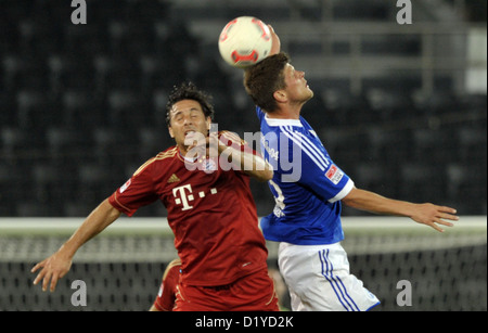 Schalke's Klaas-Jan Huntelaar (R) il sistema VIES per la palla con Monaco di Baviera Claudio Pizarro durante un test match tra FC Schalke 04 e FC Bayern Monaco di Baviera a Jassim Bin Hamad Stadium di Doha, Qatar, 08 gennaio 2013. Schalke rimarrà a loro winter training camp in Qatar fino al 11 gennaio 2013. Il Bayern vola verso la Germania il 09 gennaio 2013. Foto: PETER KNEFFEL Foto Stock