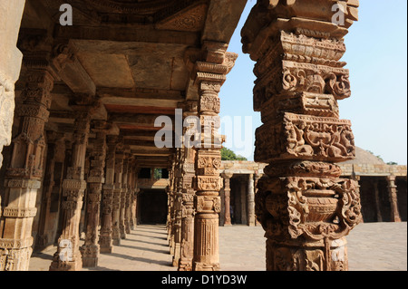 Vista del sale con colonne i motivi di Qutb complesso in Delhi, India, 23 novembre 2012. Poiché le colonne non sono state abbastanza a lungo, essi sono stati impilati uno sull'altro. Nella zona, i resti della più antica moschea del cortile in India si trovano la Quwwat-ul-Islam (Potrebbe dell Islam), che fu costruita sulle rovine di un distrutto tempio indù. Foto:Jens Kalaene Foto Stock