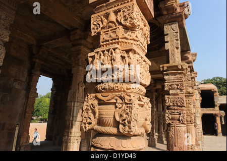 Vista del sale con colonne i motivi di Qutb complesso in Delhi, India, 23 novembre 2012. Poiché le colonne non sono state abbastanza a lungo, essi sono stati impilati uno sull'altro. Nella zona, i resti della più antica moschea del cortile in India si trovano la Quwwat-ul-Islam (Potrebbe dell Islam), che fu costruita sulle rovine di un distrutto tempio indù. Foto:Jens Kalaene Foto Stock