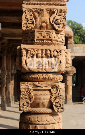 Vista del sale con colonne i motivi di Qutb complesso in Delhi, India, 23 novembre 2012. Poiché le colonne non sono state abbastanza a lungo, essi sono stati impilati uno sull'altro. Nella zona, i resti della più antica moschea del cortile in India si trovano la Quwwat-ul-Islam (Potrebbe dell Islam), che fu costruita sulle rovine di un distrutto tempio indù. Foto:Jens Kalaene Foto Stock