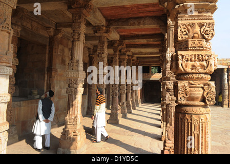 Vista del sale con colonne i motivi di Qutb complesso in Delhi, India, 23 novembre 2012. Poiché le colonne non sono state abbastanza a lungo, essi sono stati impilati uno sull'altro. Nella zona, i resti della più antica moschea del cortile in India si trovano la Quwwat-ul-Islam (Potrebbe dell Islam), che fu costruita sulle rovine di un distrutto tempio indù. Foto:Jens Kalaene Foto Stock