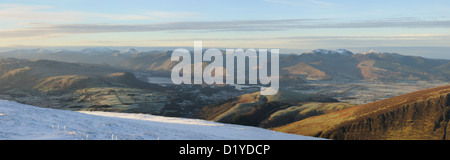 Vista panoramica di Keswick, Derwent Water e il Derwent Fells da Blencathra in inverno nel Lake District inglese Foto Stock