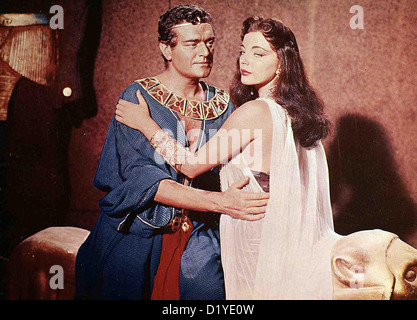 Land Der Pharaonen Land Pharaos Jack Hawkins, Joan Collins Nach 12 Jahren Arbeit sind die Slaven des Pharao (Jack Hawkins) am Foto Stock