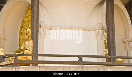 Due seduti Golden Statue di Buddha Battersea Park Pagoda della Pace Londra Inghilterra Europa Foto Stock