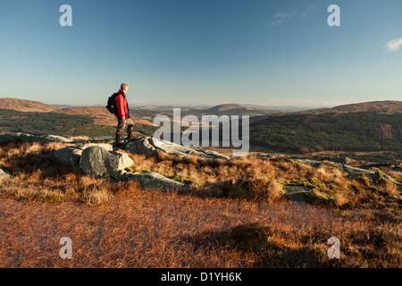 Galloway colline, aspra e selvaggia del paesaggio invernale in cima Craiglee, walker guardando verso il basso sulla Clatteringshaws Loch Foto Stock