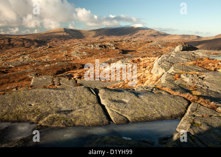 Galloway colline, aspra e selvaggia inverno verticale su Craiglee guardando attraverso il roccioso, granito, ad una ricoperta di neve, Merrick Scotland Regno Unito Foto Stock