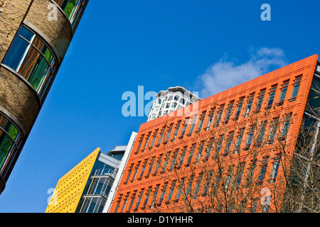 Central St Giles luminose colorate vivaci impiego misto di sviluppo da parte di Renzo Piano St Giles High Street Londra Inghilterra Europa Foto Stock