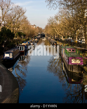 Chiatte houseboats strette barche ormeggiate lungo il Regent's Canal Londra Inghilterra Europa Foto Stock