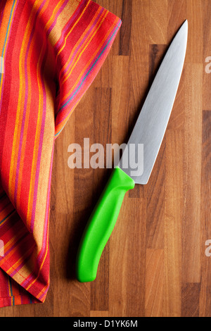 Coltello da cucina sul tavolo di legno Foto Stock