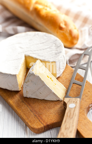 Il formaggio camembert sul tavolo da cucina Foto Stock