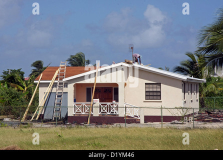 Gli uomini di riparare il tetto di una casa in Barbados Foto Stock