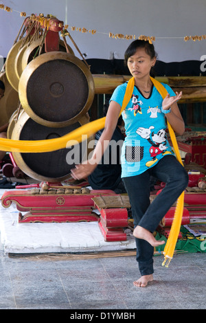 Una danza di pratiche dello studente si muove per una corte giavanese danza al Padepokan Seni Mangun centro di Dharma in Malang, Java, Indonesia Foto Stock