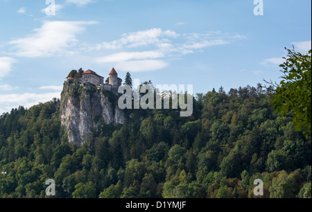 Il medievale-era il castello di Bled sorge sopra il lago sulla sponda nord. Foto Stock