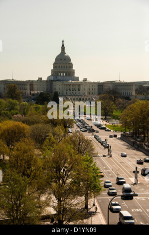 Vista da un balcone sull'edificio Newseum di Washington DC che mostra la Pennsylvania Avenue e il Campidoglio Foto Stock