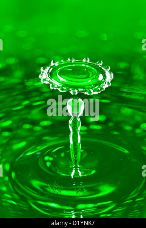 Goccia di acqua cade verso il basso la rottura circa una caduta Foto Stock