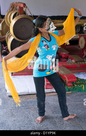 Una danza di pratiche dello studente si muove per una corte giavanese danza al Padepokan Seni Mangun centro di Dharma in Malang, Java, Indonesia Foto Stock