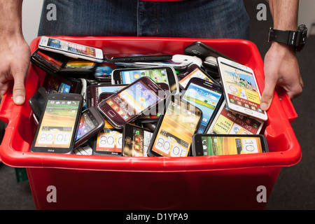 Scatola con i telefoni intelligenti Foto Stock