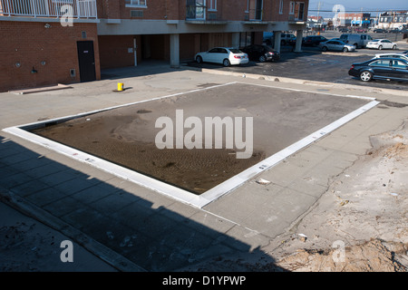 Una piscina riempita di sabbia dall'Onda di tempesta di sabbia di uragano di Long Beach, Long Island, New York Foto Stock