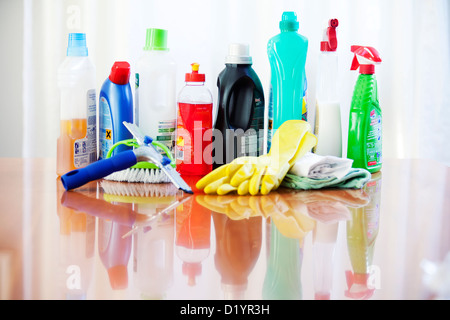 Materiali per la pulizia di bottiglie di detergente chimico Foto Stock