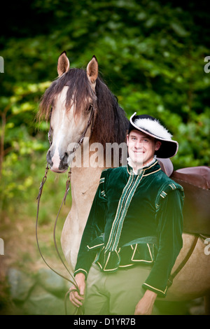 Frederiksborger. Rider in costume storico in piedi accanto a un stallone dun Foto Stock