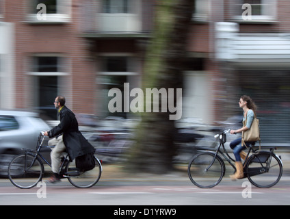 Escursioni in bicicletta attraverso Amsterdam Foto Stock