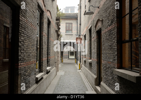 Vista prospettica del vicolo di passaggio di Xintiandi edificio storico, Shanghai, Cina. Foto Stock