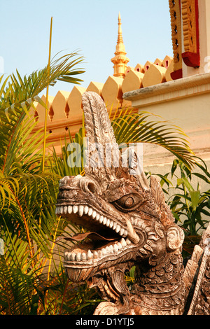 Un scolpito mitica creatura al Pha That Luang, Vientiane, Laos, in Indocina. Foto Stock