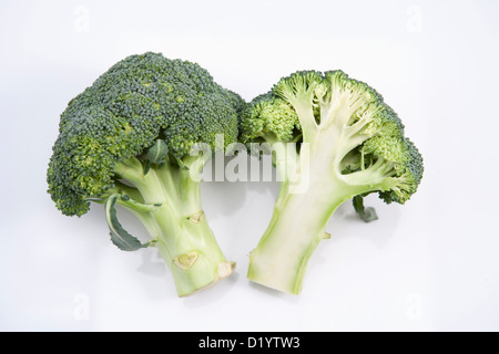 I broccoli tagliati a metà Foto Stock