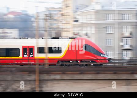 Velocizzazione del treno per pendolari tenendo lontano da Varsavia, Polonia Foto Stock