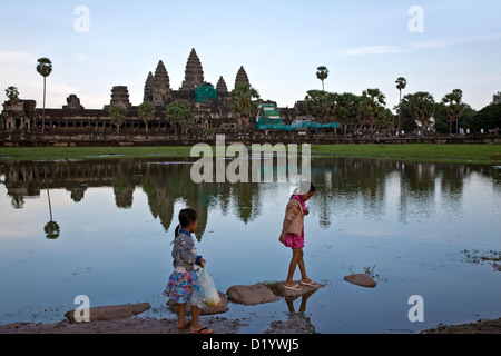 Ragazze cambogiane giocando intorno a Angkor Wat. Cambogia Foto Stock