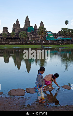 Ragazze cambogiane giocando intorno a Angkor Wat. Cambogia Foto Stock