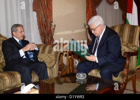 Gen 9, 2013 - Cairo, Egitto, Territorio palestinese - il presidente palestinese Mahmud Abbas incontra con Arabia ambasciatore al Cairo il 9 gennaio 2013 (credito Immagine: © Thaer Ganaim APA/images/ZUMAPRESS.com) Foto Stock