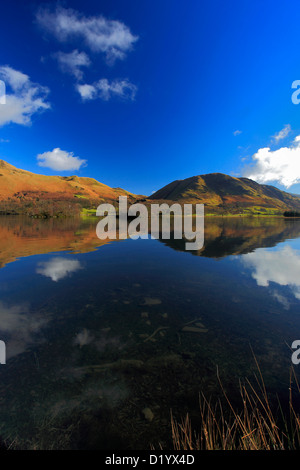 Whiteless Pike cadde e Buttermere Fells, riflessa in acqua Crummock, Parco Nazionale del Distretto dei Laghi, Cumbria County, England, Regno Unito Foto Stock